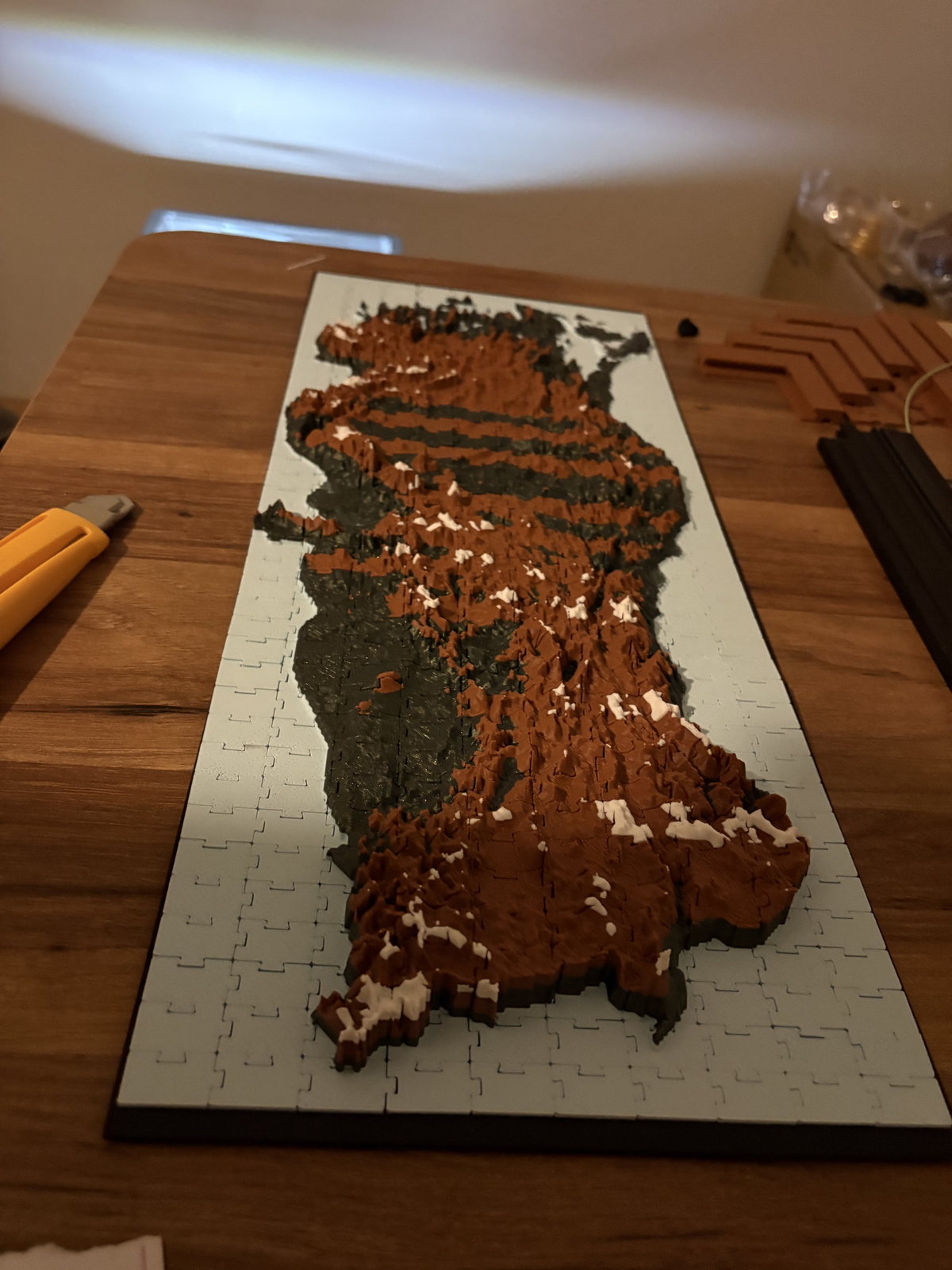 Multicolour geographic relief prototype on a modular base